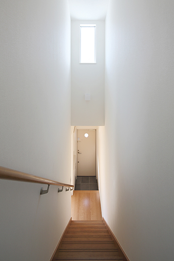 玄関上の吹抜けと階段