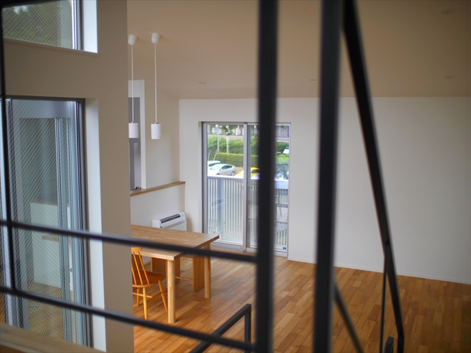 シックな階段てすりから見たダイニング