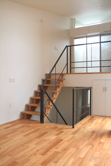 フロアとフロアを繋ぐ階段