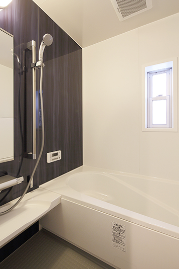 ブラック×ホワイトがモダンなバスルーム