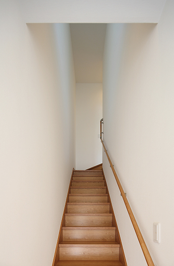 ナチュラルな木目調の階段