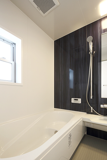 モノトーン調のシックなバスルーム