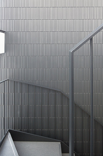 グレーの外壁が表情を添える