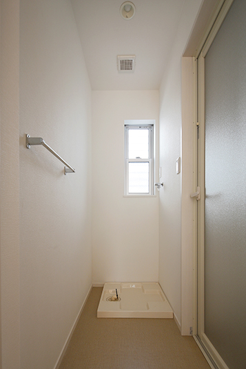 窓のある白いランドリースペース