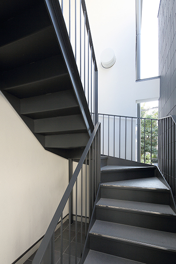 スタイリッシュな螺旋状の外階段