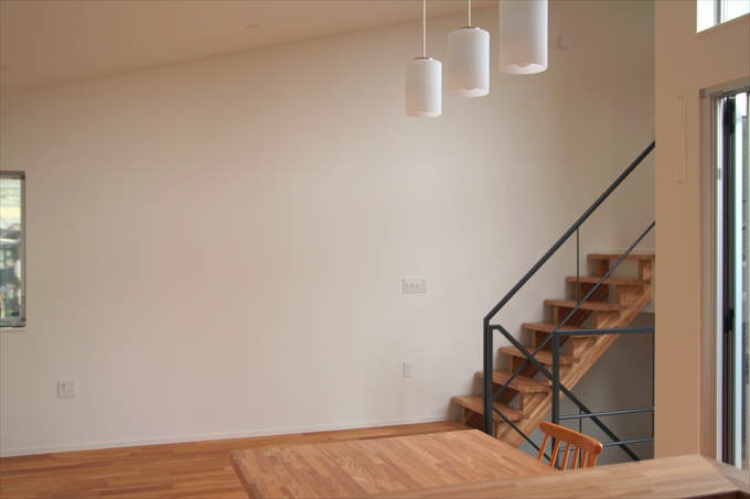 部屋のあらゆる斜線がモダンな空間を作る