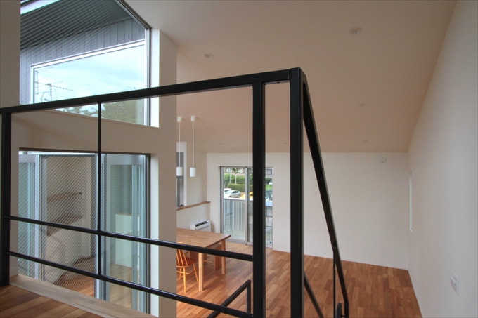 キッチンが透けて見える開放感ある空間