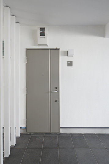 シックなグレーの玄関扉