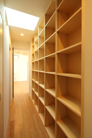 トップライトで明るい廊下