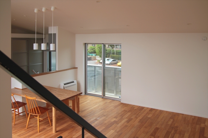 階段上からダイニングルームの外の景色を見る