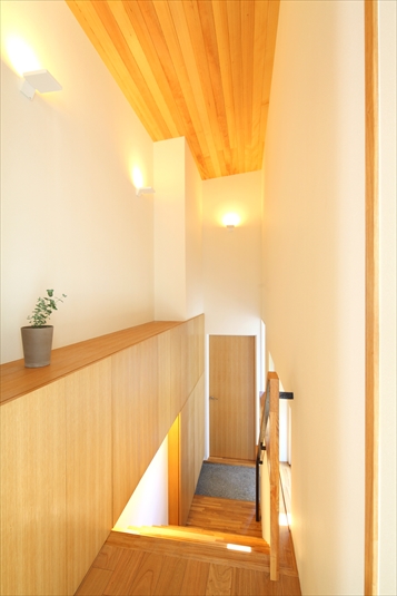 家族憩いの屋内へと誘う階段