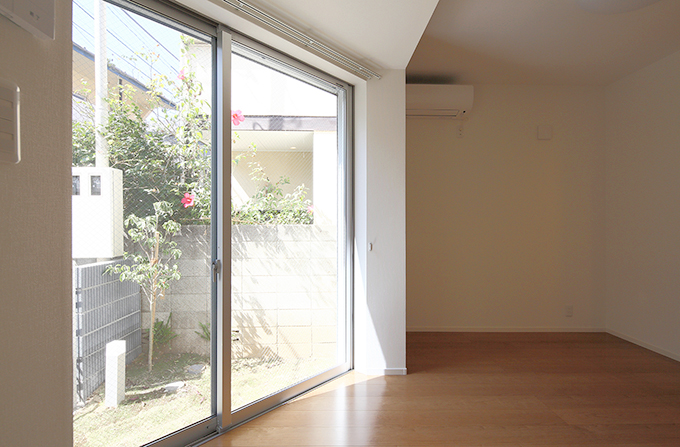 斜めになった壁面が広がりを感じるリビング