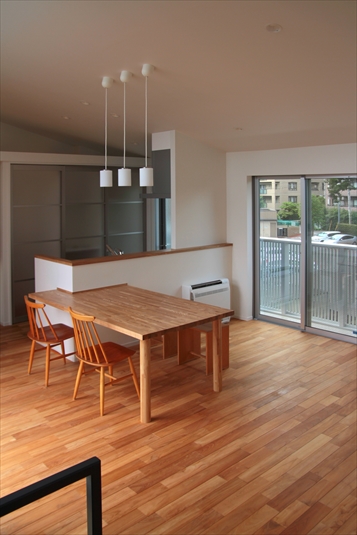 食卓を照らす３つのペンダントライト