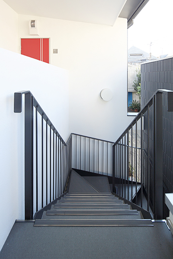 すっきりとしたモノトーンカラーの外階段