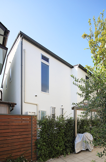 グリーンが映える爽やかな白い外壁