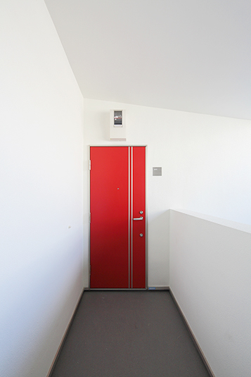 ビビッドな赤い玄関ドア Fevecasa フェブカーサ