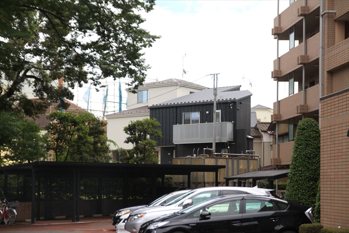 黒いシックな外観