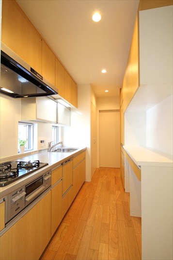 使い勝手が良く明るいキッチン