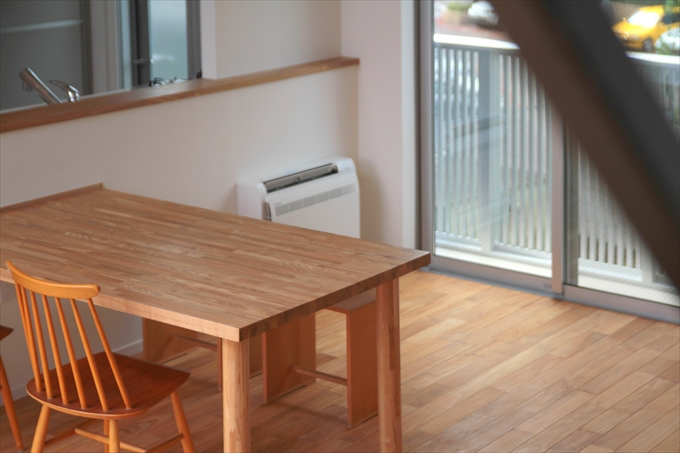 階段から食卓を見る