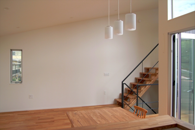 キッチンから食卓と階段を見る