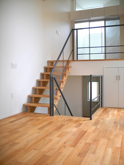 濃淡がモザイク柄のような床材