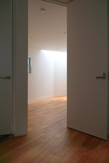 部屋を照らすトップライト