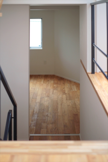 光と影の濃淡で存在感を増す床材