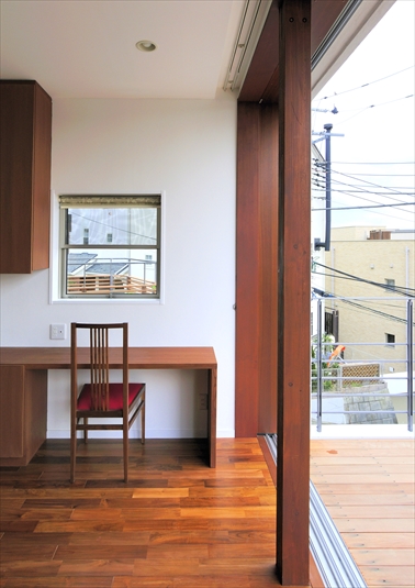 景色と風を感じられるデスクスペース