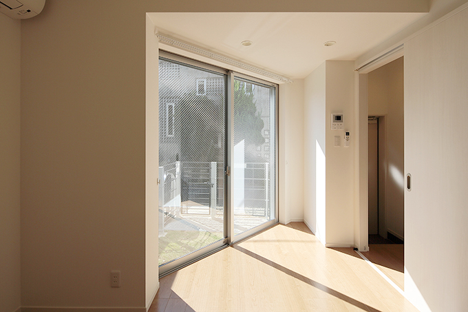 あたたかな日差しを取り込むリビングの大きな窓