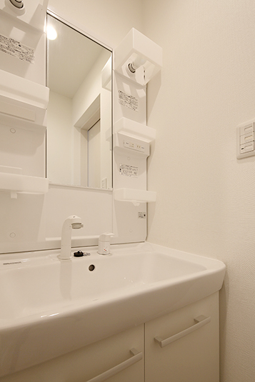 爽やかな白い洗面化粧台