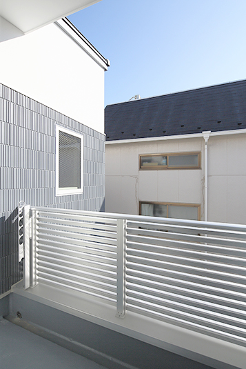 隣家との目隠しにもなるアルミのベランダ手摺り