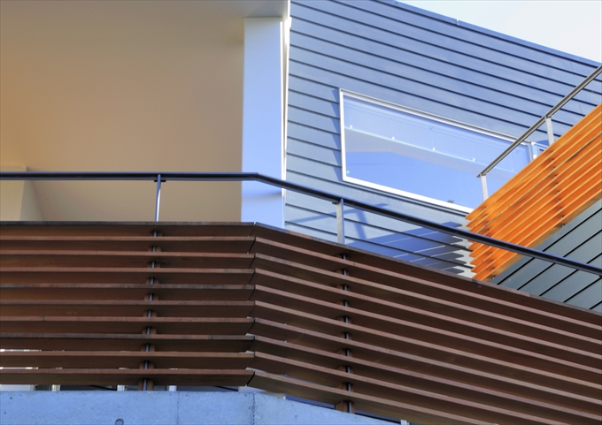 プライバシーも確保される風通しの良い手すり