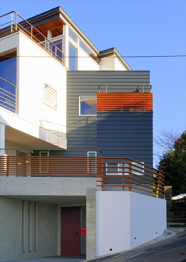 光の反射により様々な顔を持つ外観