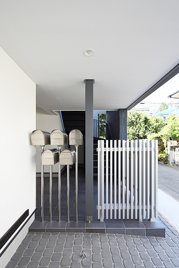 シンボリックな５つ並んだ郵便ポスト