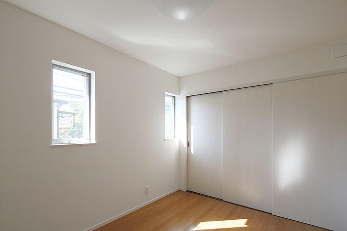 室内に明るい光を届ける２つの窓