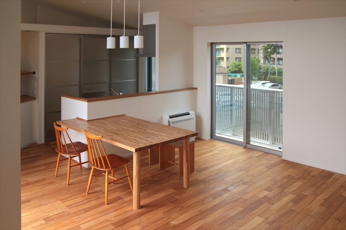 キッチンカウンターに差し込まれたようなテーブル