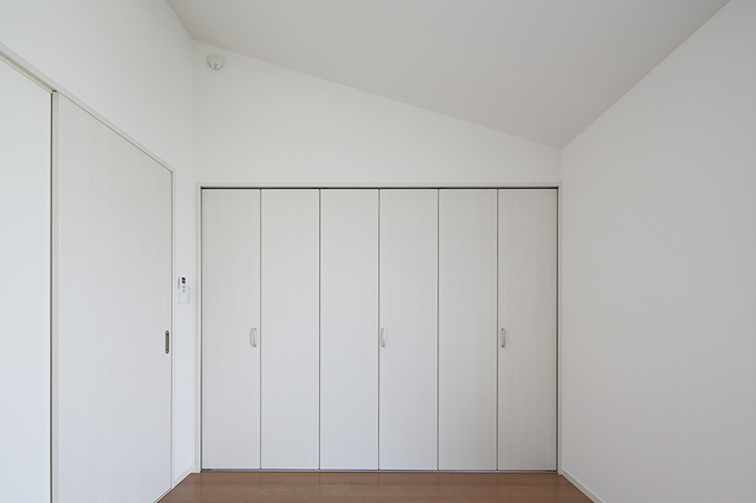 壁一面の大容量クローゼット