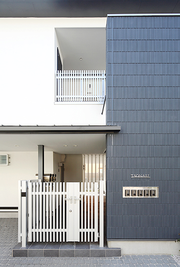 つや消しのメタル素材がスタイリッシュな印象を与える外観入口