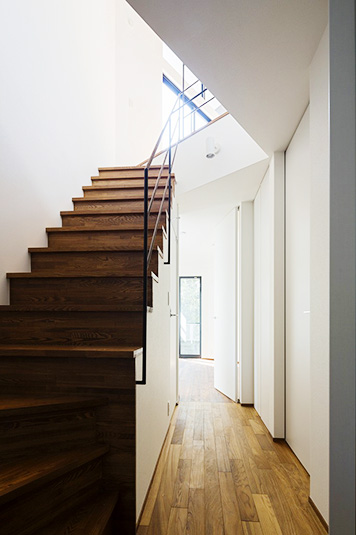 落ち着いたウッド調の階段