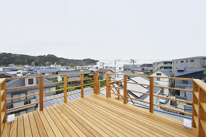 町を一望する広々と開放感あふれるウッドデッキ