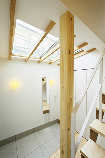 天窓から光の入る明るい玄関