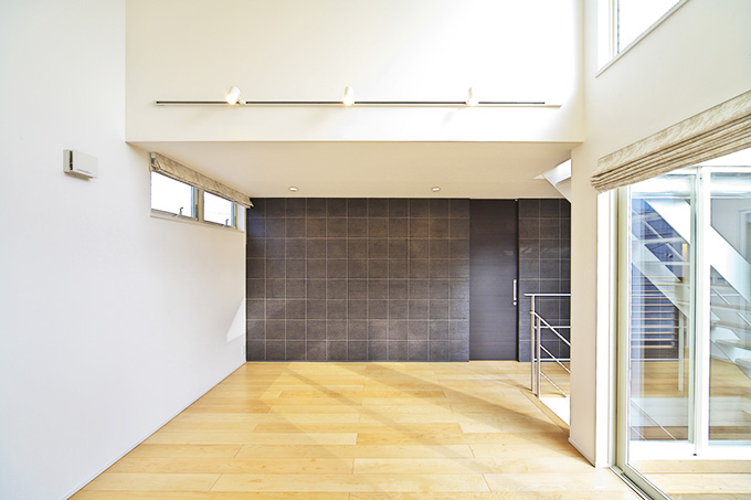 コントラストが美しい黒い壁