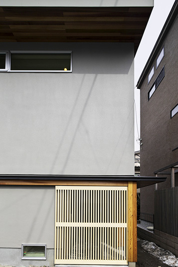 玄関格子戸が和モダンな雰囲気を醸し出す正面外観