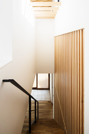 木の格子に日差しが映える階段スペース