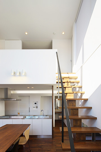 ナチュラルな木目の階段