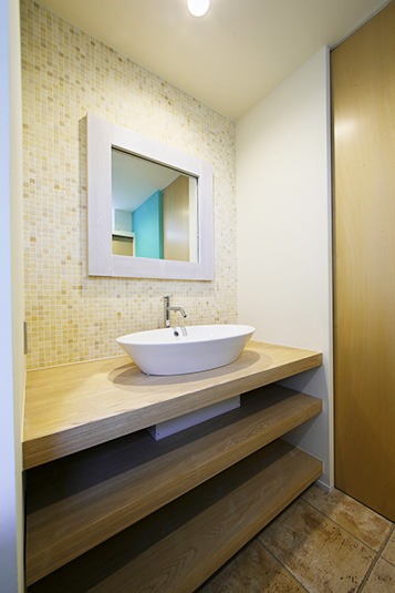 ナチュラルモダンなタイル張りの洗面ルーム