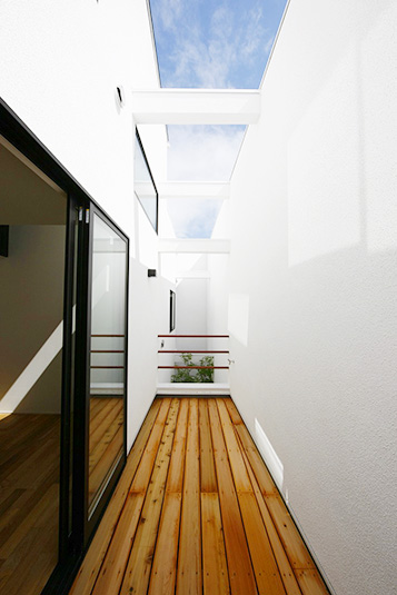 空へと開いた開放的なインナーテラス