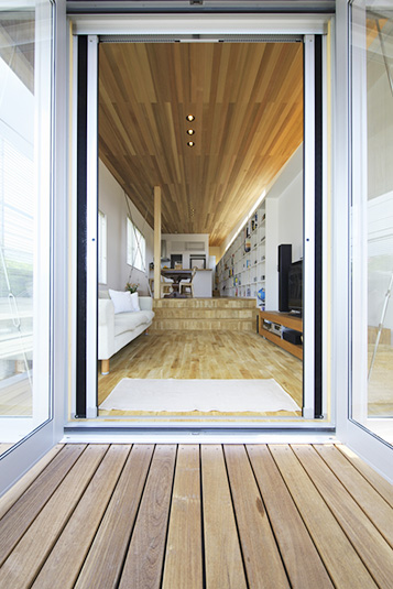 リビングから続くウッドデッキ