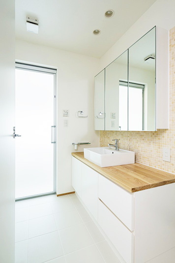 白を基調としたナチュラルテイストの洗面ルーム