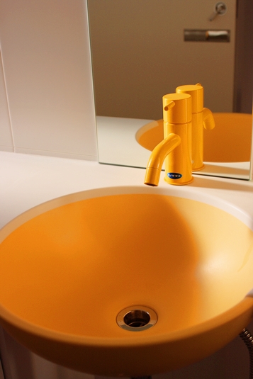 ビビットカラーの洗面ボウル